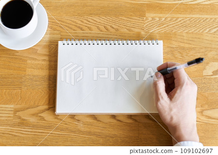 Hands of a businessman summarizing ideas in a blank notebook 109102697