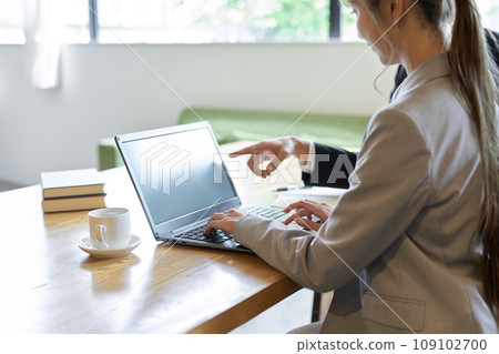 前前輩學習工作的女商人 109102700