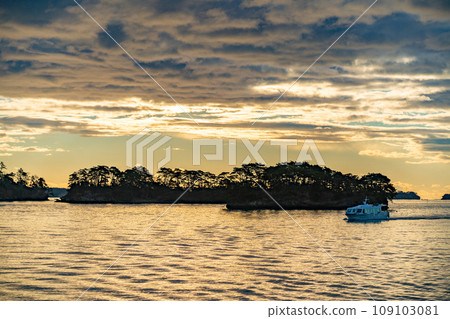 Matsushima, one of Japan's three most scenic spots, the first sunrise seen from a boat, the sunrise, the morning view, Matsushima-cho, Miyagi Prefecture Matsushima, one of Japan's three most scenic spots, the first sunrise seen from a boat, the sunrise, the morning view, Matsushima-cho, Miyagi Prefecture 109103081