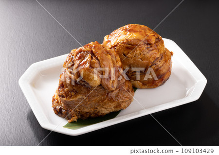 meat wrapped rice ball  109103429