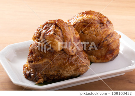 meat wrapped rice ball  109103432