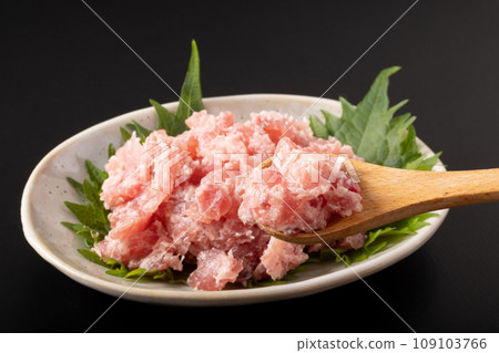 Coarsely ground tuna tataki with bluefin tuna 109103766