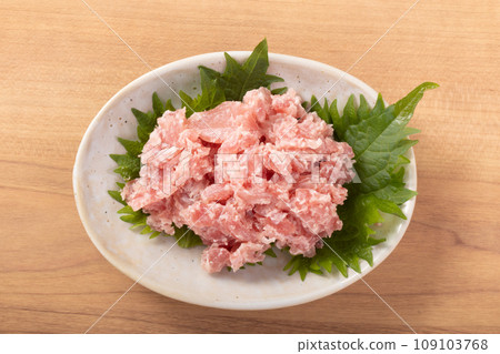 粗磨鮪魚塔塔基配藍鰭鮪魚 粗磨鮪魚塔塔基配藍鰭鮪魚 109103768