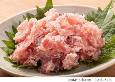 Coarsely ground tuna tataki with bluefin tuna 109103770