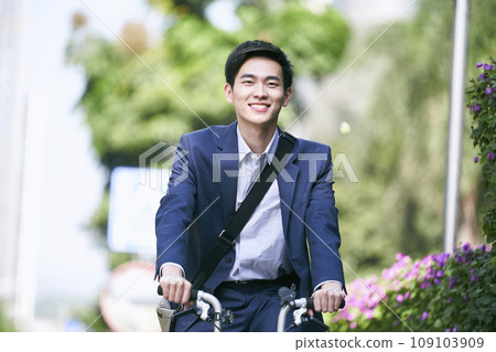 young asian business executive commuting by bike happy and smiling 109103909