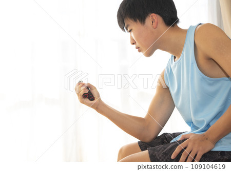 十幾歲的男子用手柄訓練他的握力 109104619