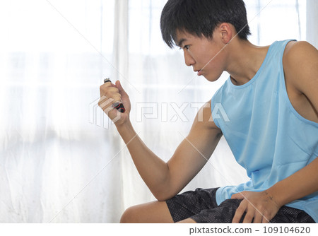 十幾歲的男子用手柄訓練他的握力 109104620
