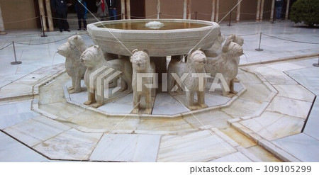 獅子庭院，一座噴泉，有 12 尊獅子雕像支撐著盆地 [西班牙格拉納達] 109105299