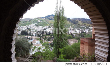 The white cityscape of the Albaicin district seen from the Alhambra [Granada, Spain] 109105301