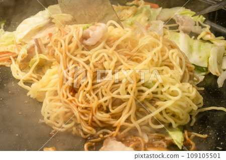 Yakisoba Stir-fry the noodles 109105501