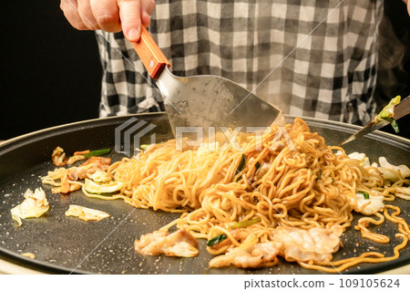 Yakisoba with sauce 109105624