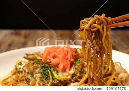 用筷子炒麵 109105678
