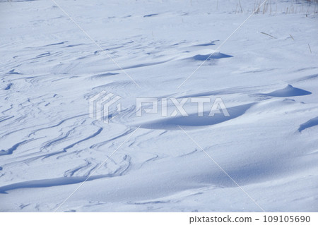 Wind and snow patterns on the Otsu coast in midwinter, Hokkaido Wind and snow patterns on the Otsu coast in midwinter, Hokkaido 109105690