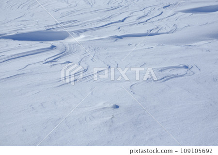 Wind and snow patterns on the Otsu coast in midwinter, Hokkaido 109105692