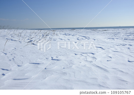 Wind and snow patterns on the Otsu coast in midwinter, Hokkaido Wind and snow patterns on the Otsu coast in midwinter, Hokkaido 109105767