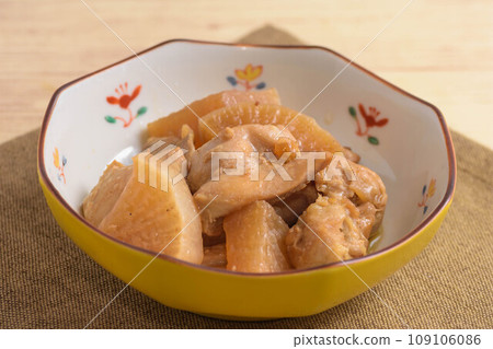 Simmered chicken and radish 109106086