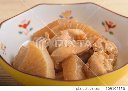 Simmered chicken and radish 109106150