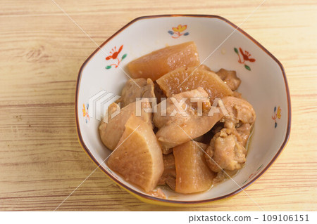 Simmered chicken and radish 109106151