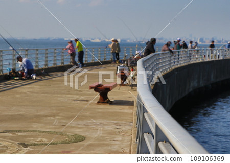 碼頭釣魚者 109106369