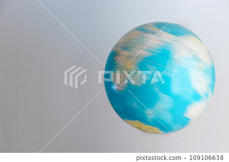 漂浮在太空中的藍色地球 漂浮在太空中的藍色地球 109106638