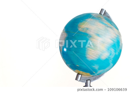 在白色背景上旋轉的地球儀 在白色背景上旋轉的地球儀 109106639