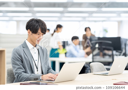 工作在辦公室的經理工程師 109106644