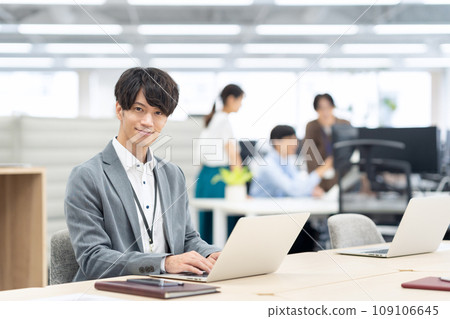 工作在辦公室的經理工程師 109106645
