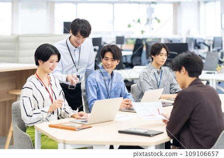 年輕男性和女性工程師在辦公室開會 109106657