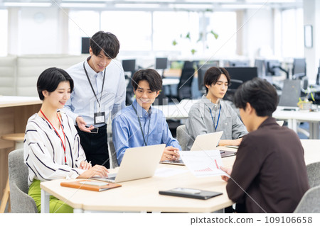 年輕男性和女性工程師在辦公室開會 109106658