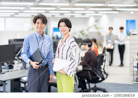 年輕男性和女性工程師在辦公室開會 109106659