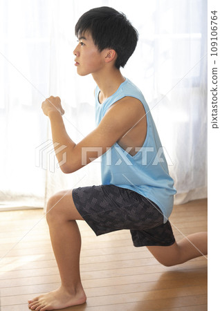 十幾歲的男子在家訓練雙腿 十幾歲的男子在家訓練雙腿 109106764