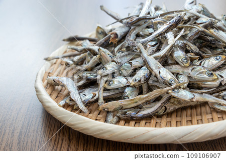 竹漏勺裡的一堆乾沙丁魚 竹漏勺裡的一堆乾沙丁魚 109106907