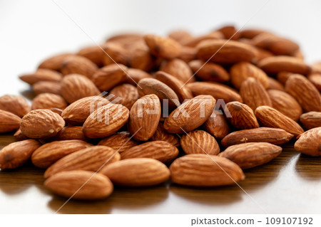 很多杏仁 109107192