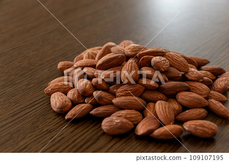 很多烤杏仁 很多烤杏仁 109107195