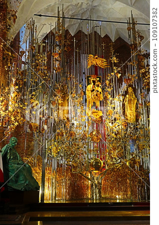 Amber altar in St. Brigida's church, Gdańsk Amber altar in St. Brigida's church, Gdańsk 109107382
