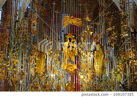 Gdańsk, St. Brigida's Church, amber statue of Madonna and Child 109107385