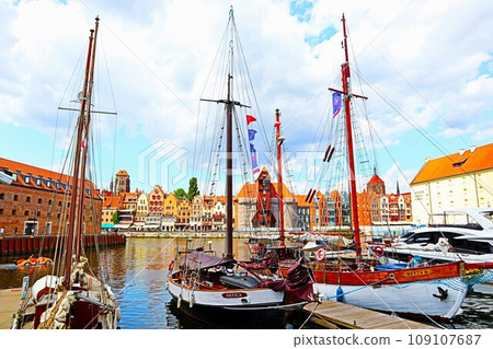 Canal in Gdansk, Poland 109107687