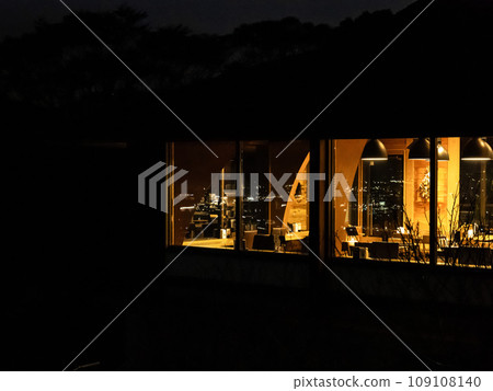 夜晚的咖啡館,窗外映照著夜景 夜晚的咖啡館,窗外映照著夜景 109108140