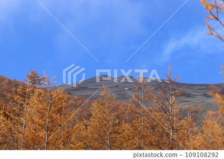 深秋從富士山五合目前往寶榮火山 109108292