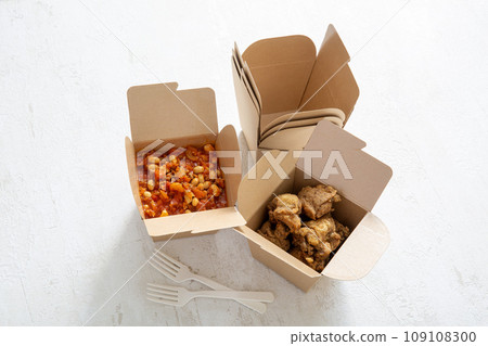 Doggy bag, lunch box filled with food 109108300