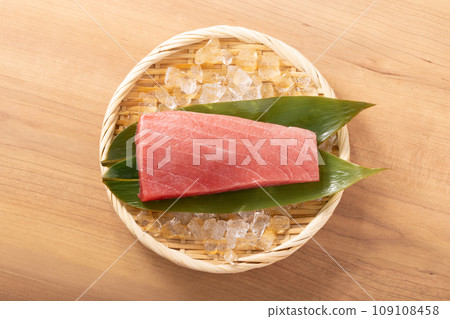 Sanriku Shiogama Higashimono brand tuna (bigeye tuna, medium fatty tuna) from the northern part of the Pacific coast of Japan Sanriku Shiogama Higashimono brand tuna (bigeye tuna, medium fatty tuna) from the northern part of the Pacific coast of Japan 109108458