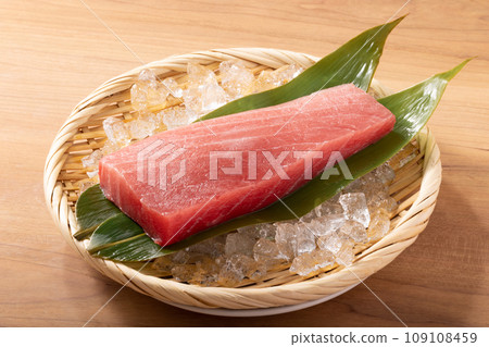 Sanriku Shiogama Higashimono brand tuna (bigeye tuna, medium fatty tuna) from the northern part of the Pacific coast of Japan 109108459