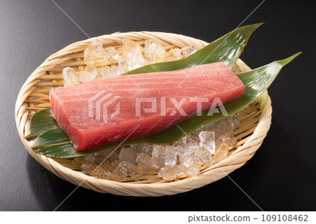 Sanriku Shiogama Higashimono brand tuna (bigeye tuna, medium fatty tuna) from the northern part of the Pacific coast of Japan 109108462