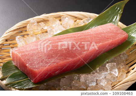 Sanriku Shiogama Higashimono brand tuna (bigeye tuna, medium fatty tuna) from the northern part of the Pacific coast of Japan Sanriku Shiogama Higashimono brand tuna (bigeye tuna, medium fatty tuna) from the northern part of the Pacific coast of Japan 109108463