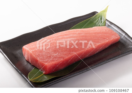 Sanriku Shiogama Higashimono brand tuna (bigeye tuna, medium fatty tuna) from the northern part of the Pacific coast of Japan 109108467