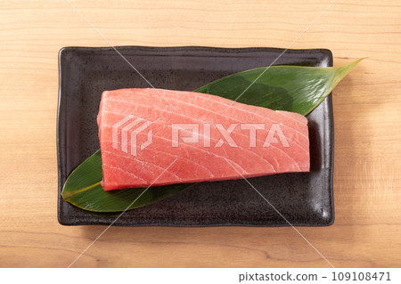 Sanriku Shiogama Higashimono brand tuna (bigeye tuna, medium fatty tuna) from the northern part of the Pacific coast of Japan Sanriku Shiogama Higashimono brand tuna (bigeye tuna, medium fatty tuna) from the northern part of the Pacific coast of Japan 109108471