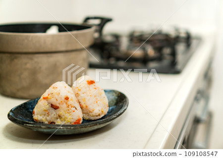 放在廚房裡的混合飯糰 109108547