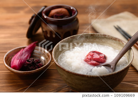 Porridge with pickled plums (umegayu) 109109669