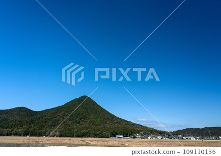 Clear autumn sky and Mt. Mikami 109110136