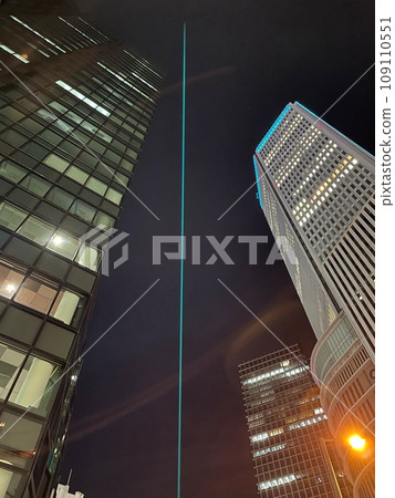 一條直線光線延伸到天空 一條直線光線延伸到天空 109110551
